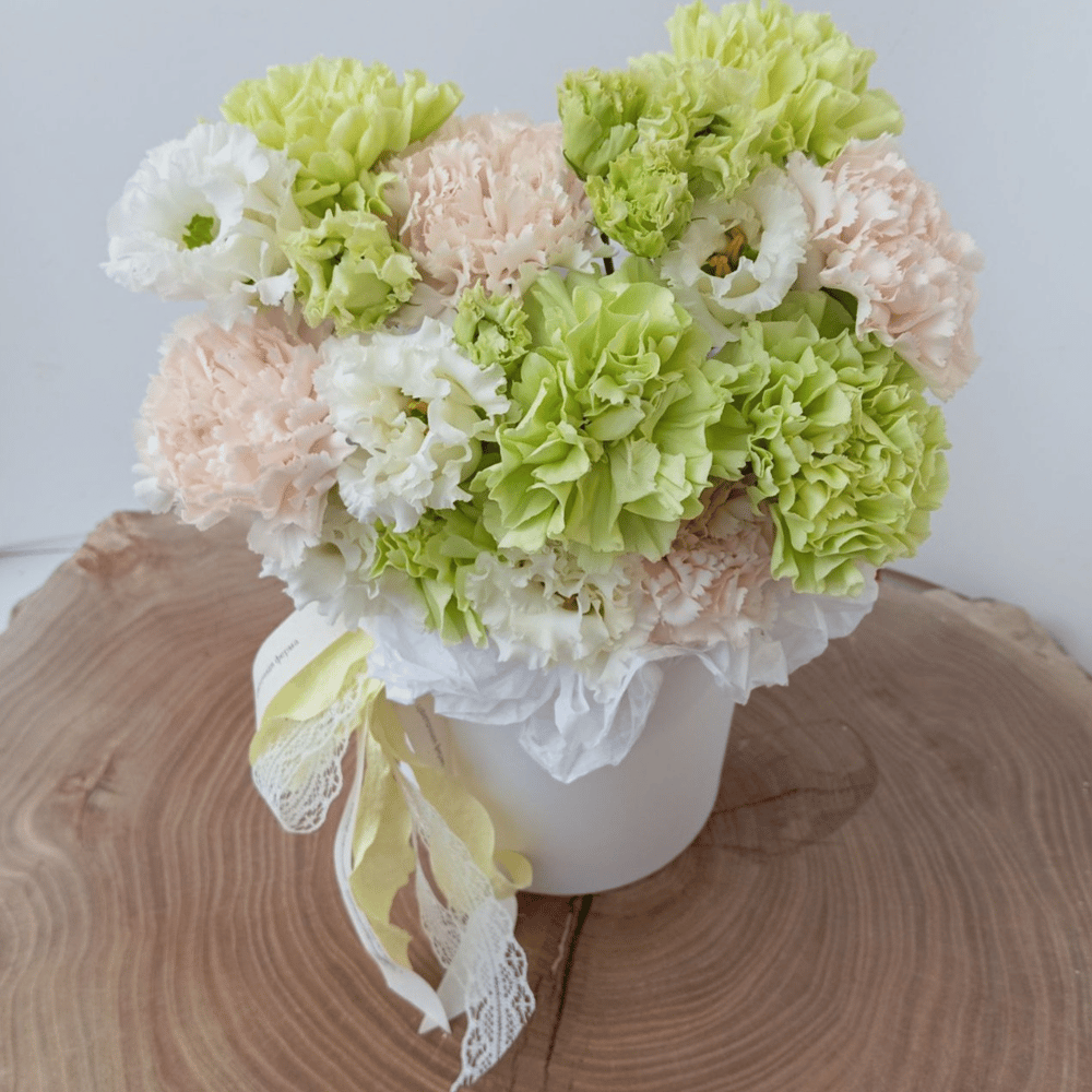 Шляпная коробка с цветами «Кружевная коробочка гвоздик»