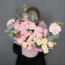 Шляпная коробка с цветами «Нежность рассвета» из гвоздик и роз