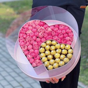 Пионовидная роза и ферреро роше