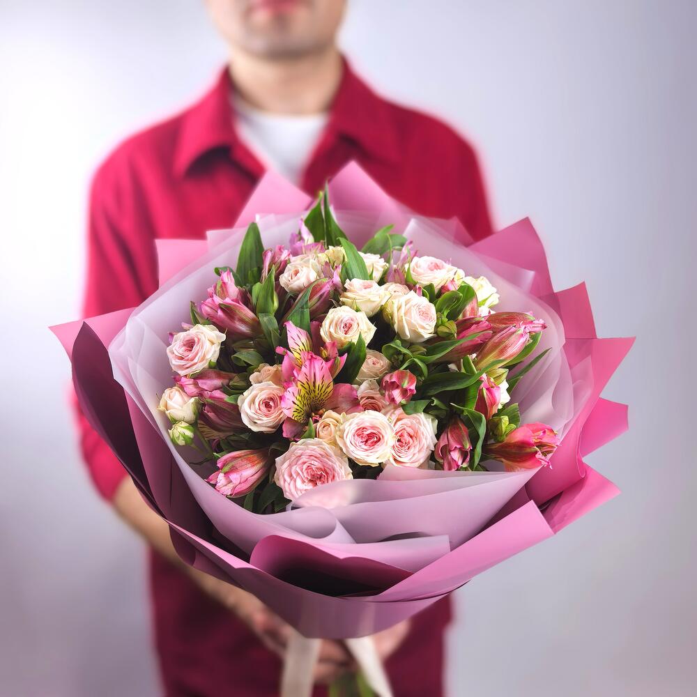 Букет из кустовых Роз и Альстромерии