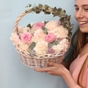 Корзина с цветами «Афродита» из гвоздик и роз