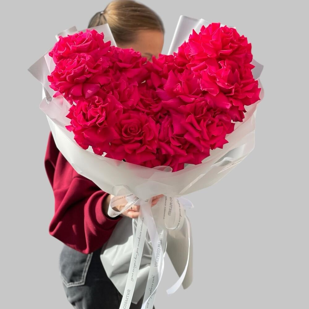 Букет сердце из 15 малиновых роз