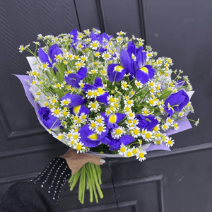 Букет с ирисами и ромашками