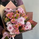 Букет «Латте» из хризантем и альстромерий