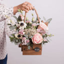 Композиция в ящике "Ранняя весна" из роз и эустом