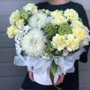 Композиция «Белые росы» из роз и хризантем