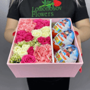 Мини коробочка с цветами и киндерами из роз и гвоздик