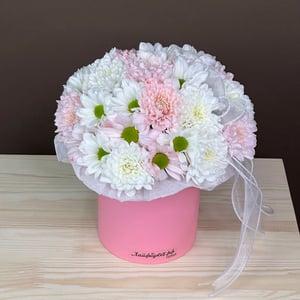 Шляпная коробка с цветами «Композиция в коробке "Нежность утра"» из хризантем