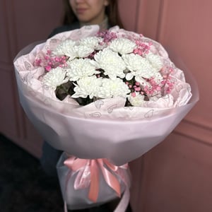 Сборный букет из хризантемы и гипсофилы