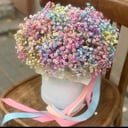 Шляпная коробка с цветами «Радуга» из гипсофил