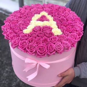 Шляпная коробка с цветами «101 роза с любой буквой»