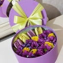 Подарочный набор «Макарунсы и цветы в коробке»