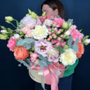 Шляпная коробка с цветами «Авторская коробочка с цветами 2» из гвоздик и роз