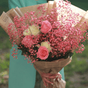 Воздушный букет с розами и гипсофилами