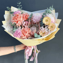 Букет с протеей для мамы из гербер и гвоздик