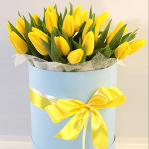 Букет желтых тюльпанов в шляпной коробке