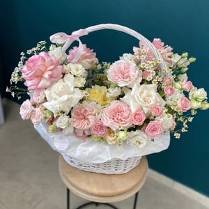 Корзина нежное ассорти любимой из роз и эустом