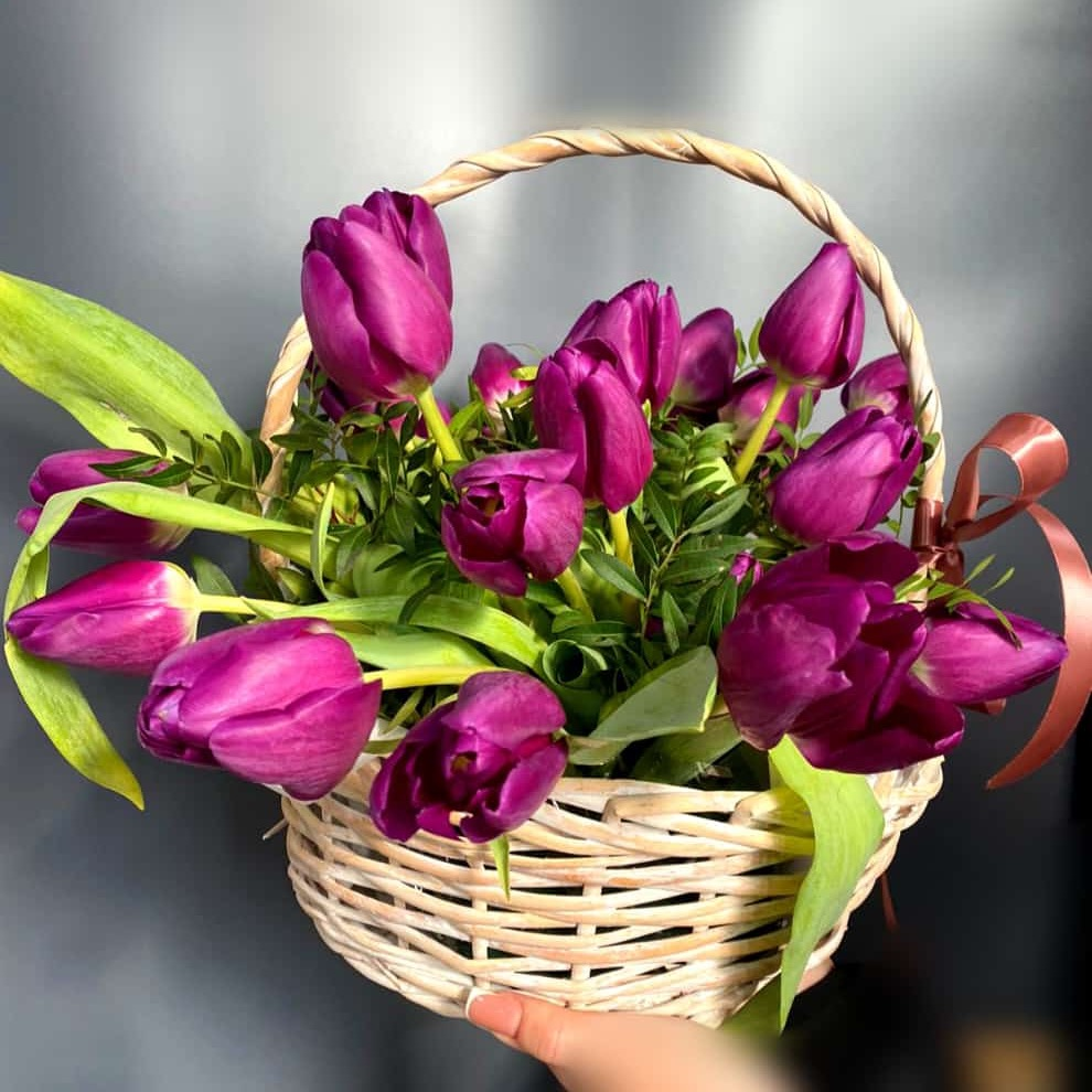 Букет тюльпанов в корзине 02