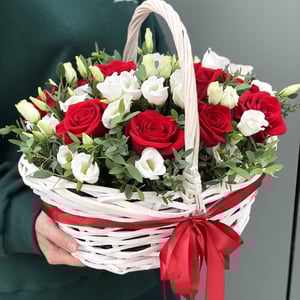 Корзина с цветами «Красное & белое» из роз и эустом