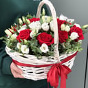 Корзина с цветами «Красное & белое» из роз и эустом