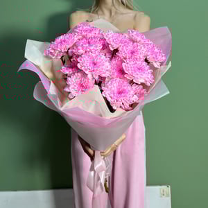 Розовый букет из хризантем