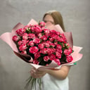 Свежая огненная кустовая роза в букете