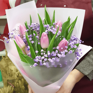 Букет тюльпанов с гипсофилой на 8 марта