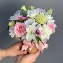 Коробка с цветами «Композиция в стаканчике» из роз и эустом