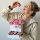 Коробка с цветами «Шкатулка из клубники в шоколаде Этна М» из гвоздик