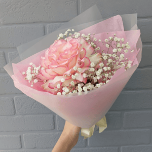 Букет "Очарование" из роз и гипсофил