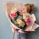 Раскидистый букет с французскими розами