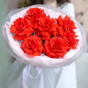 Букет «Розы французские алые 7 шт в упаковке»