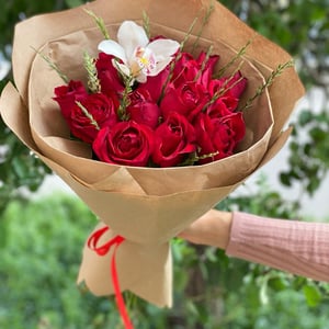 Букет «Фабрия» из роз и орхидей