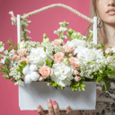 Композиция «Ящик Кустовых Роз, Маттиолы и Эустом»