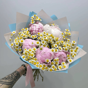 Авторский букет пионами и ромашкой S