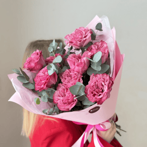 Букет из роз с эвкалиптом