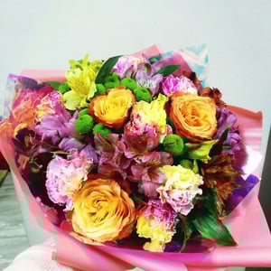 Букет «Оранжевое настроение» из альстромерий и роз