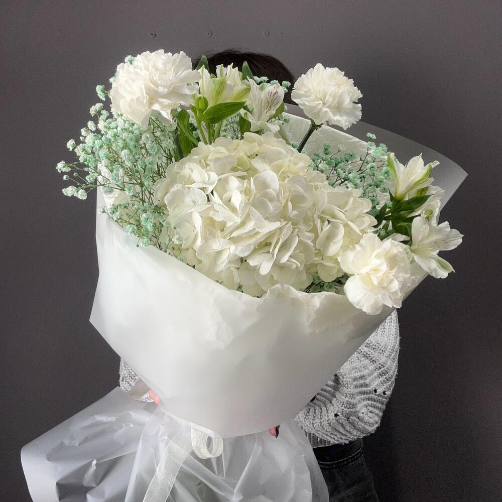 Букет с белой гортензией и гипсофилой