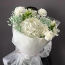 Букет с белой гортензией и гипсофилой