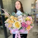 Коробка с цветами «Цветочное послание» из роз и эустом