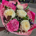 Букет «7 Пионовидных роз с зеленью»