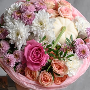 Букет нежная осень из роз и гвоздик