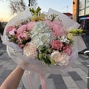 Букет «Микс из разных цветов» из гвоздик и эустом