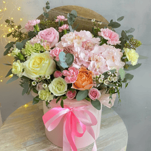 Шляпная коробка с цветами «Нежный шарм» из гвоздик и роз