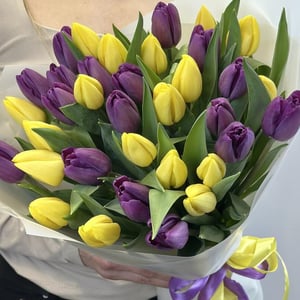 Трендовый букет из 35 тюльпанов