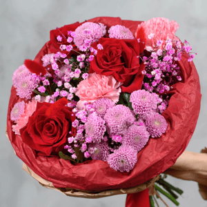 Яркий букет на День матери с розами