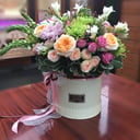 Поэзия любви из роз и фрезии