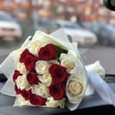 Букет «25 белых и красных роз»