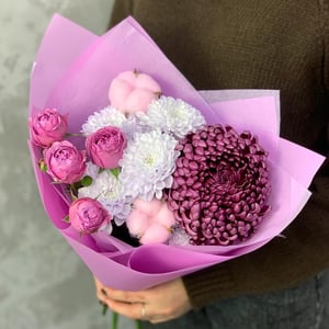 Необычный букет с кустовой пионовидной розой