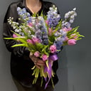 Букет «Весенний вайб» из тюльпанов и экзотических цветов